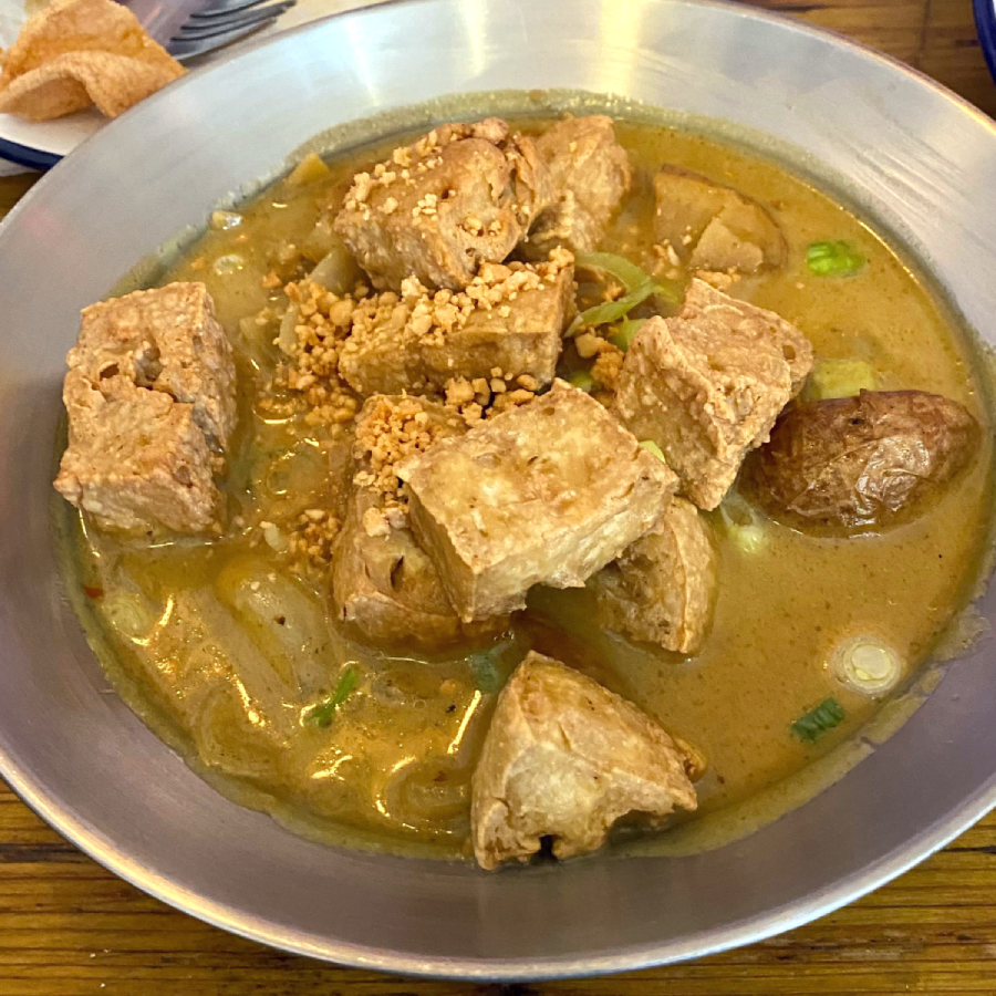 Crispy tofu massaman curry